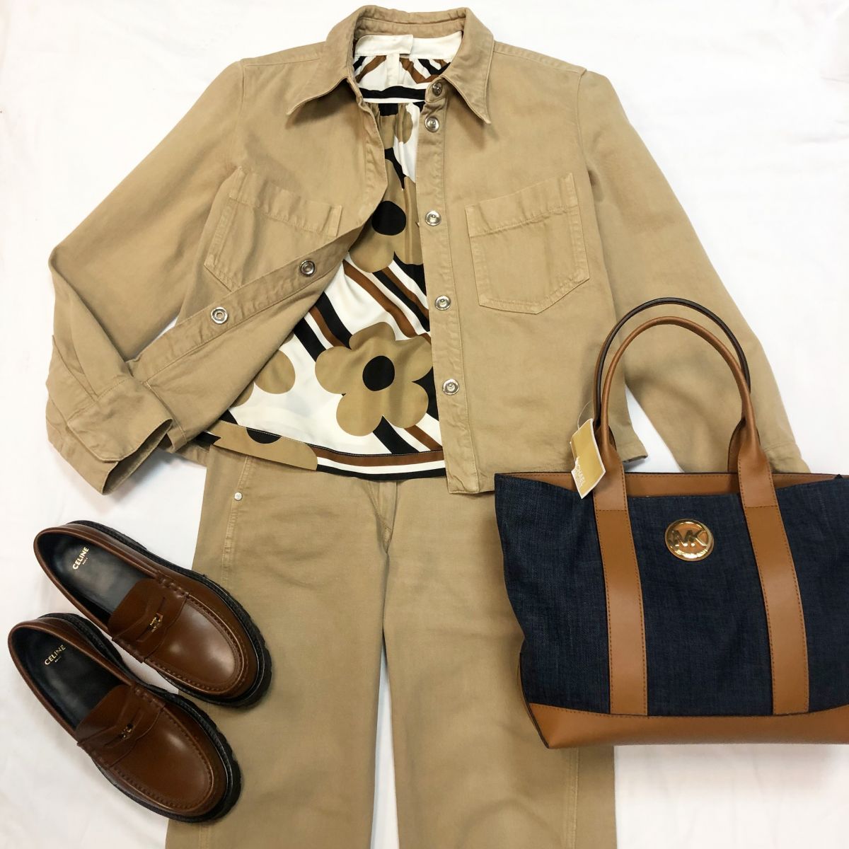 Костюм джинсовый LEMAIRE размер 40 цена 15 385 руб 
Лоферы CELINE размер 40 цена 53 847 руб 
Сумка MICHAEL KORS