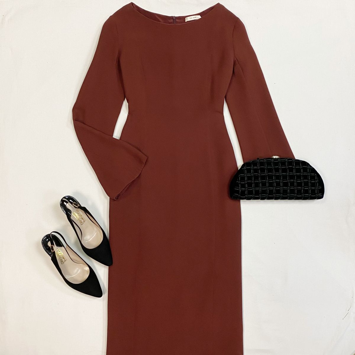 Платье The Row размер 6 цена 4 616 рубТуфли Salvatore Ferragamo размер 38 цена 9 231 рубКлатч Chanel