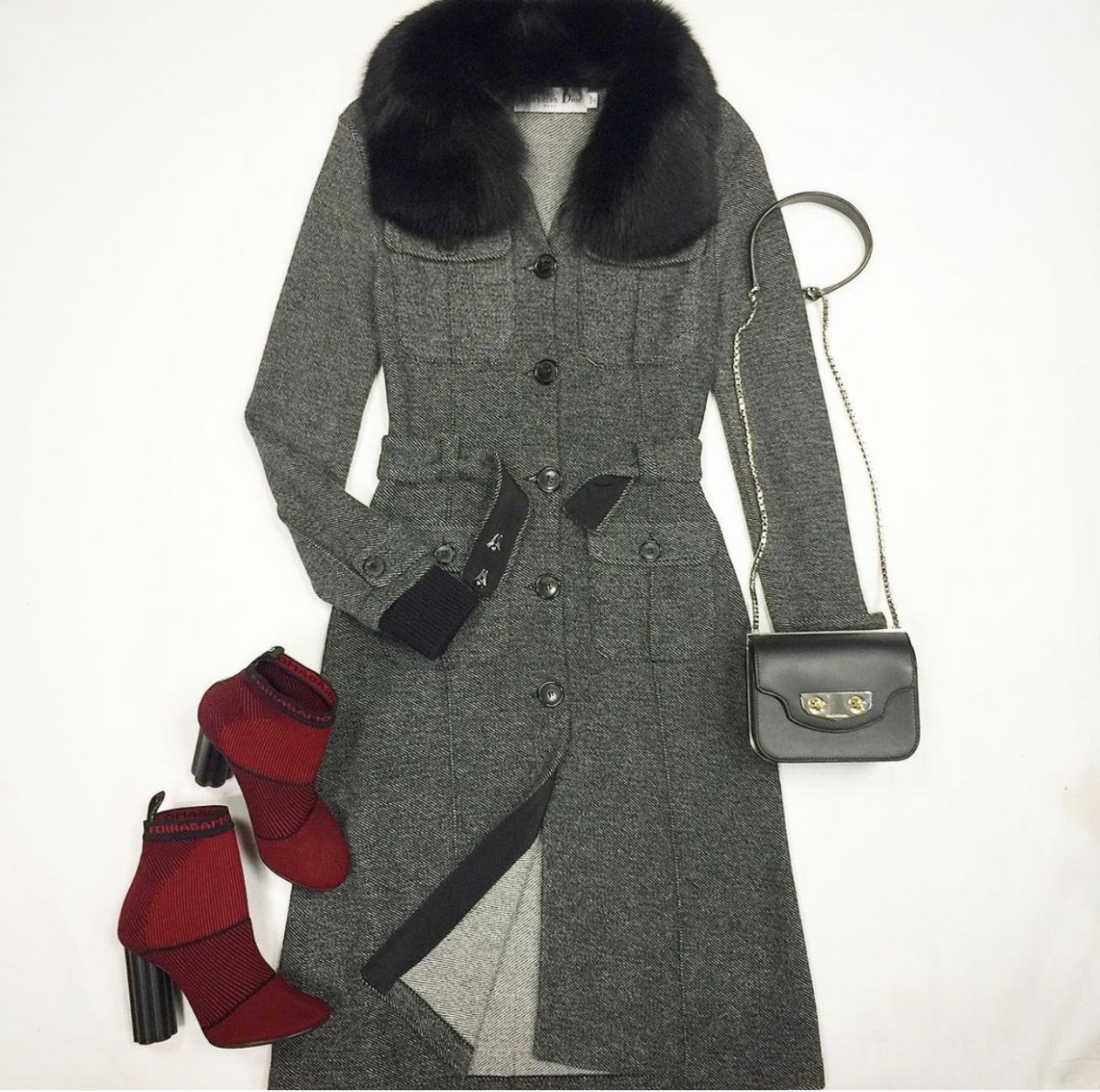 Пальто Christian Dior  размер 42 / 44 / цена 46 155 руб Ботильоны Salvatore Ferragamo  размер 37.5 цена 9 231 руб Сумка Balenciaga 
