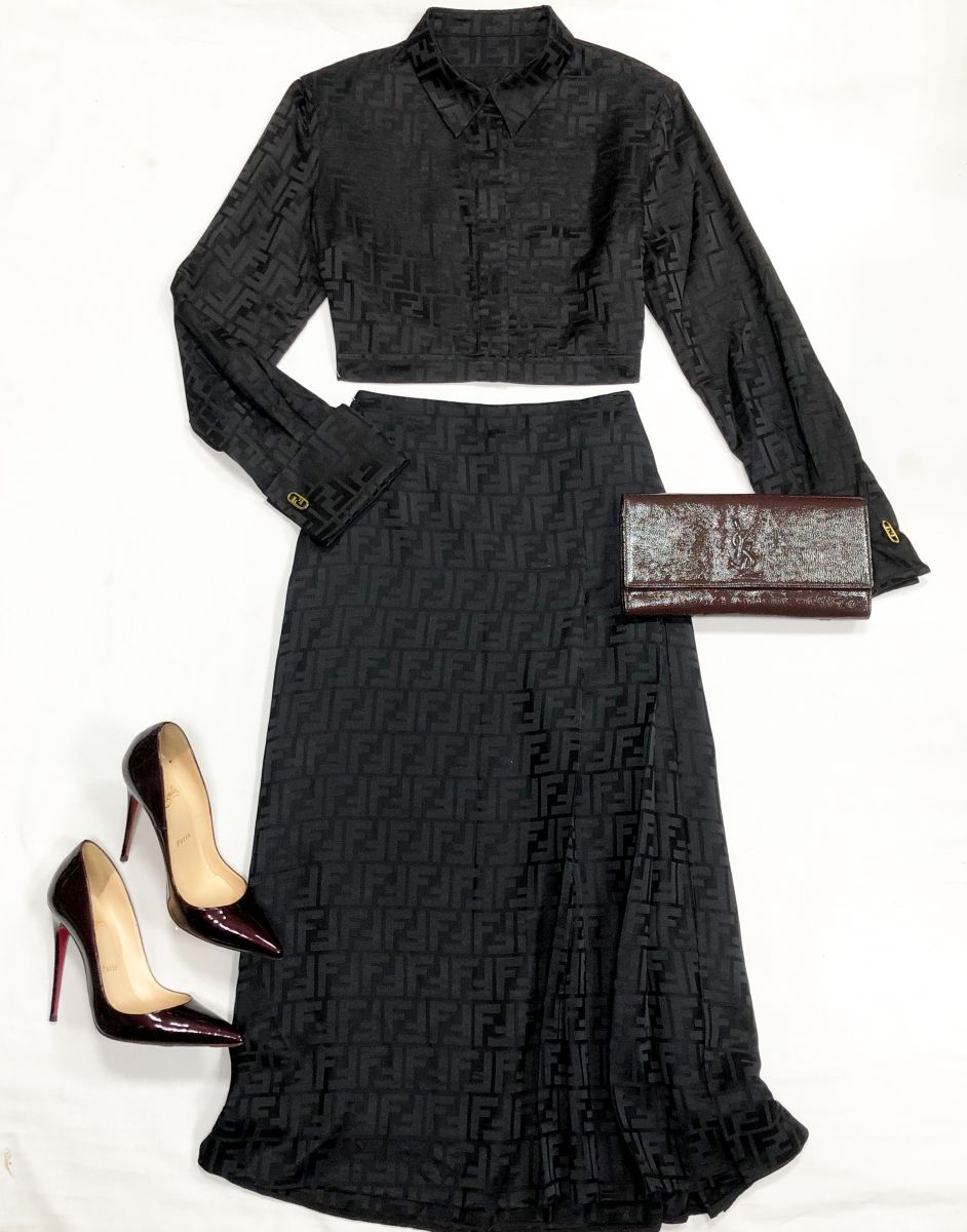 Костюм Fendi размер 40 цена 78 275 руб/ с биркой/
Туфли LOUBOUTIN размер 37 цена 15 655 руб
Клатч Ysl