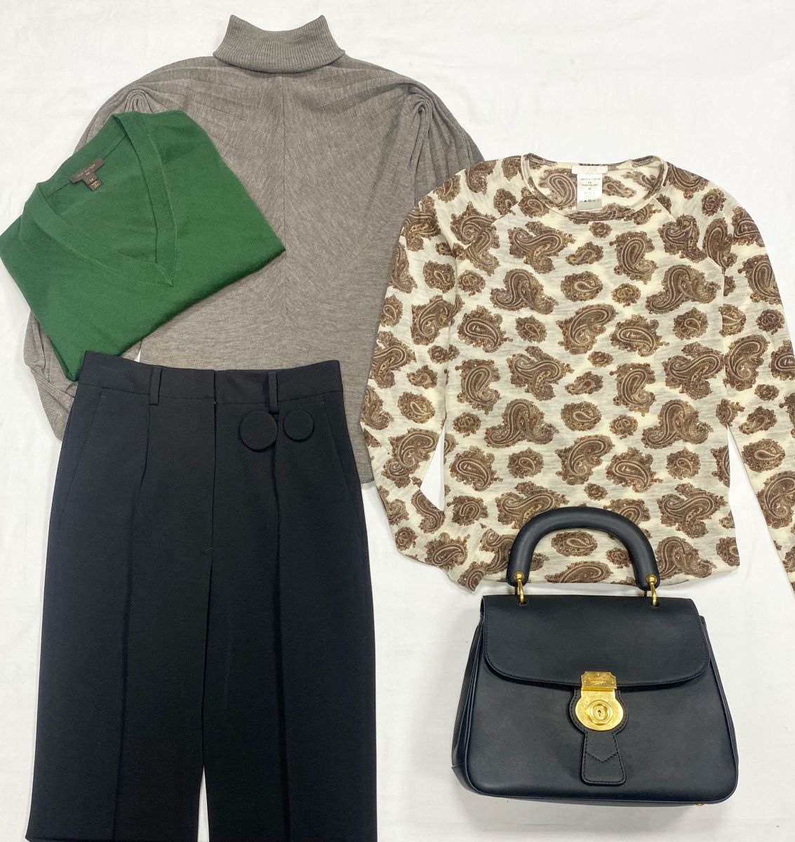Кофты Celine/ Chloe/ Louis Vuitton/ размер S/ M цена от 15 655 руб до 23 483 руб
Брюки Maison Martin Margiela размер 38 цена 14 090 руб
СумBurberry 
