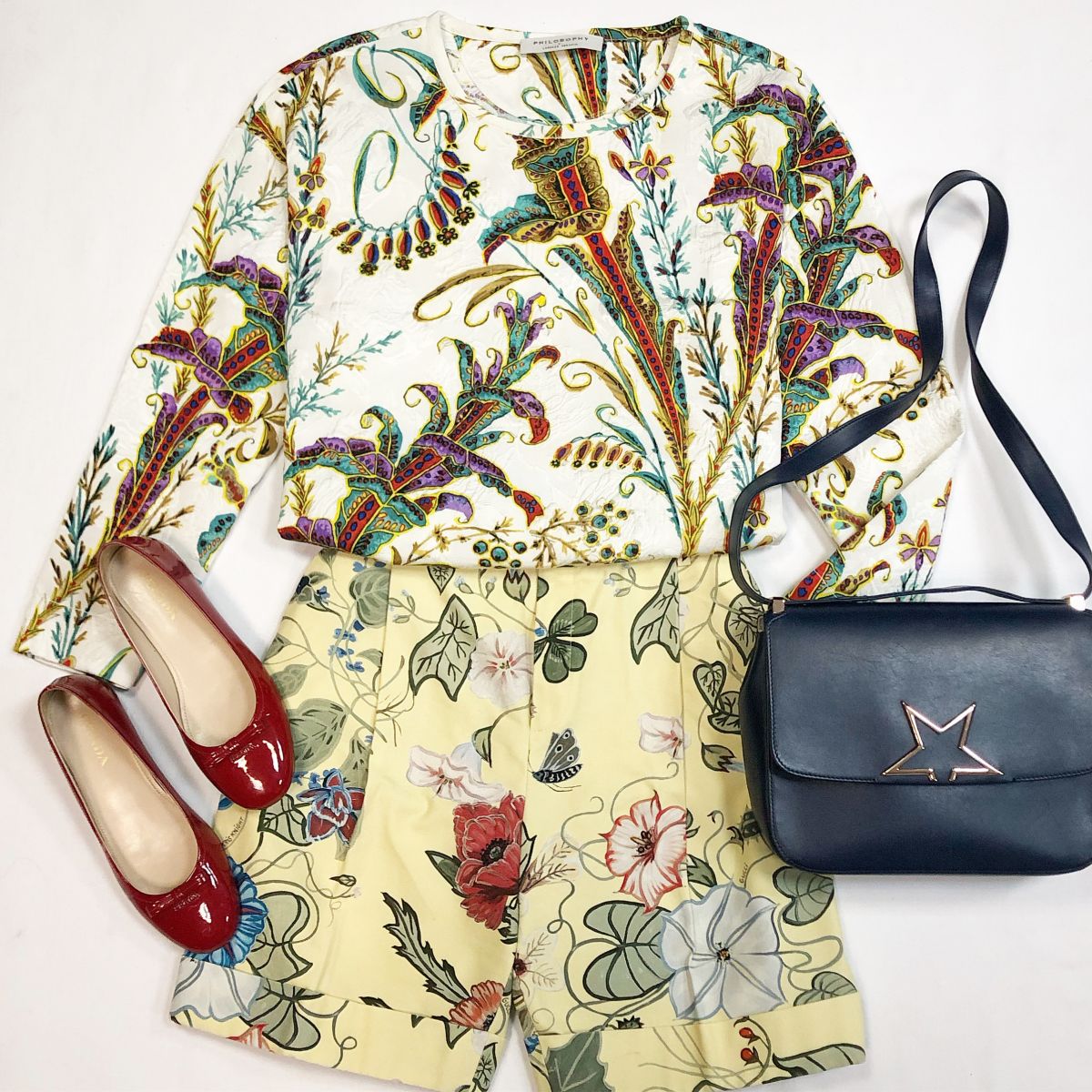 Шорты Gucci размер 40 цена 10 770 рубКофта Philosophy размер 44 цена 12 308 рубБалетки Prada размер 36.5 цена 12 308 рубСумка Golden Goose
