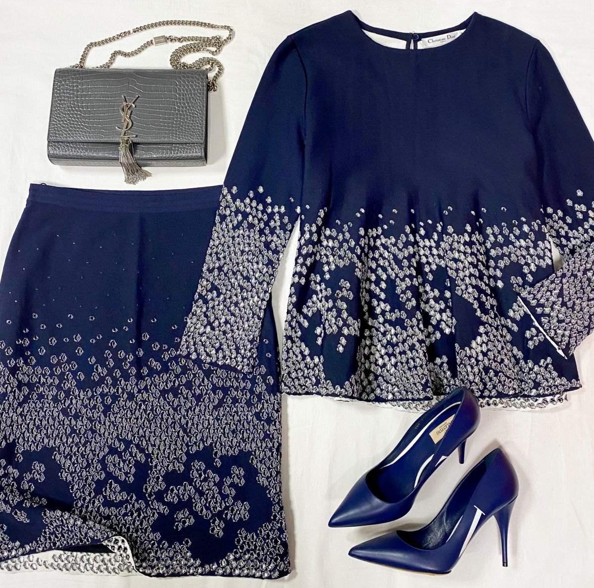 Костюм Christian Dior размер 46 цена 46 965 руб Туфли Valentino размер 39.5 цена 23 483 руб Сумка Saint Laurent