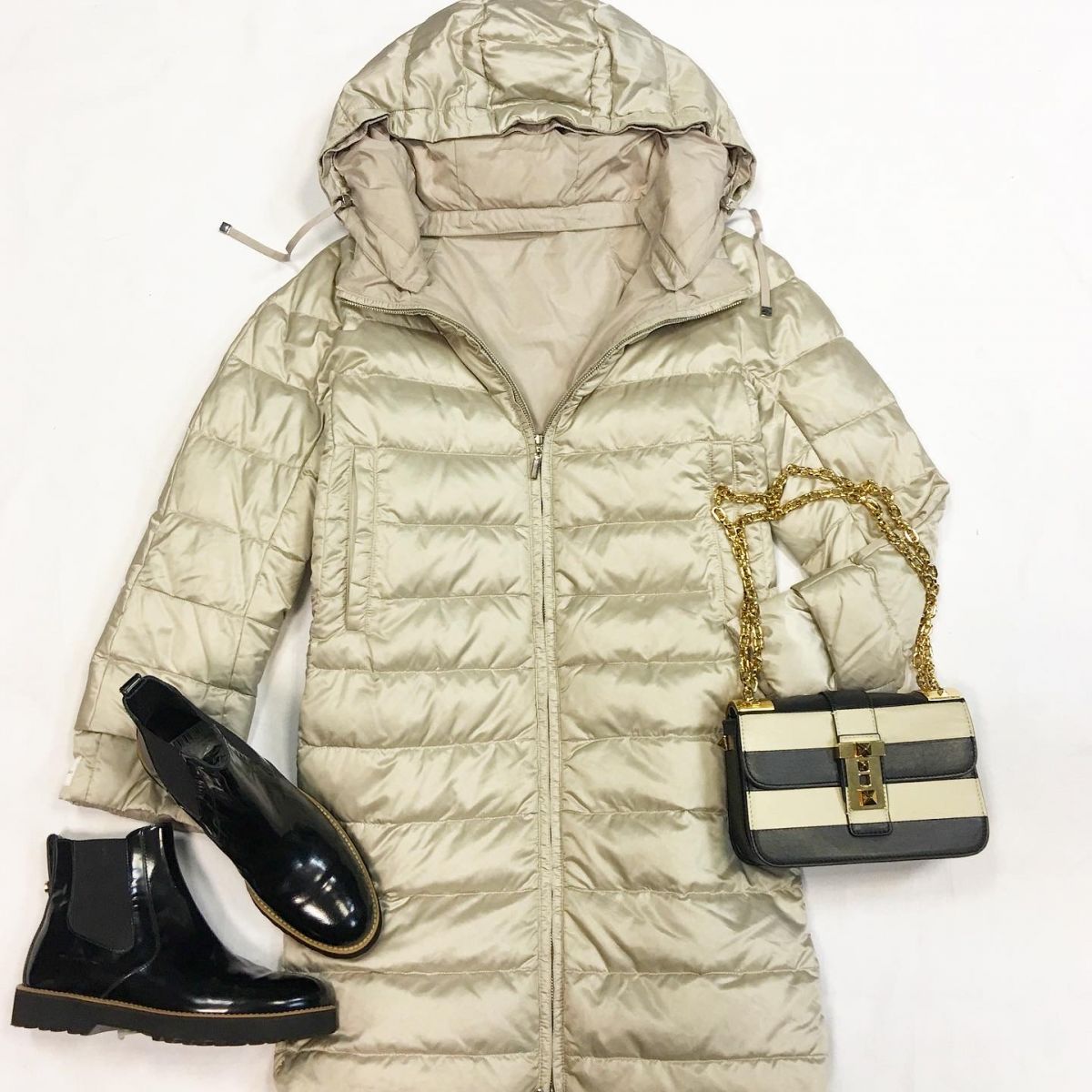 Пуховик/двухсторонний/ MAXMARA  размер 40 цена 23 078 рубБотинки HOGAN  размер 38 цена 10 770 рубСумка VALENTINO 