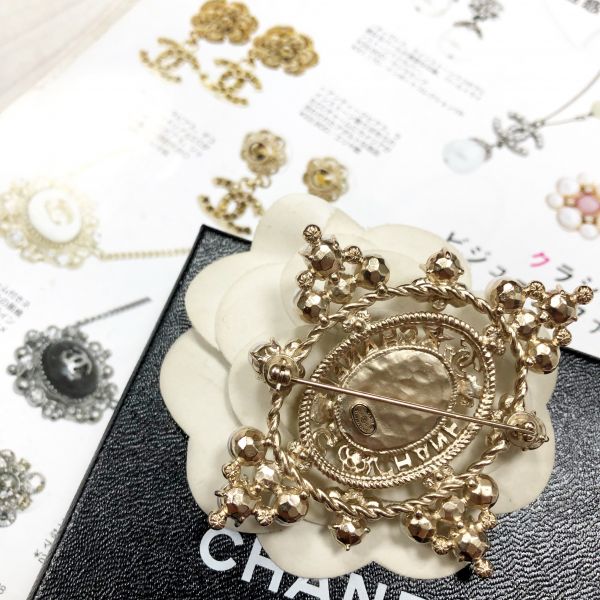 Брошка Chanel 