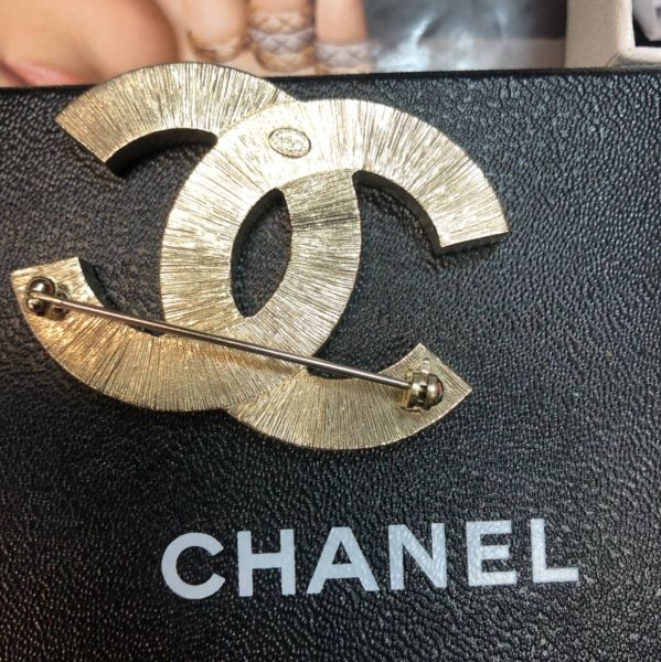 Брошка Chanel 