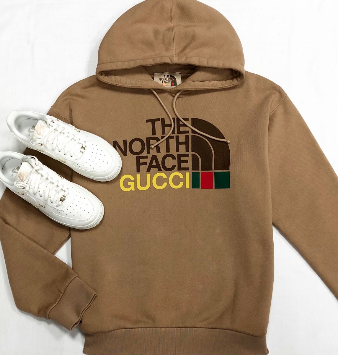Толстовка Gucci / The North Face размер M цена 23 483 руб
Кроссовки Nike размер 39 цена 18 786 руб