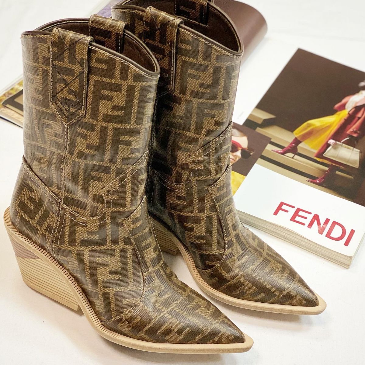 Казаки  Fendi размер 37 цена 23 078 руб 