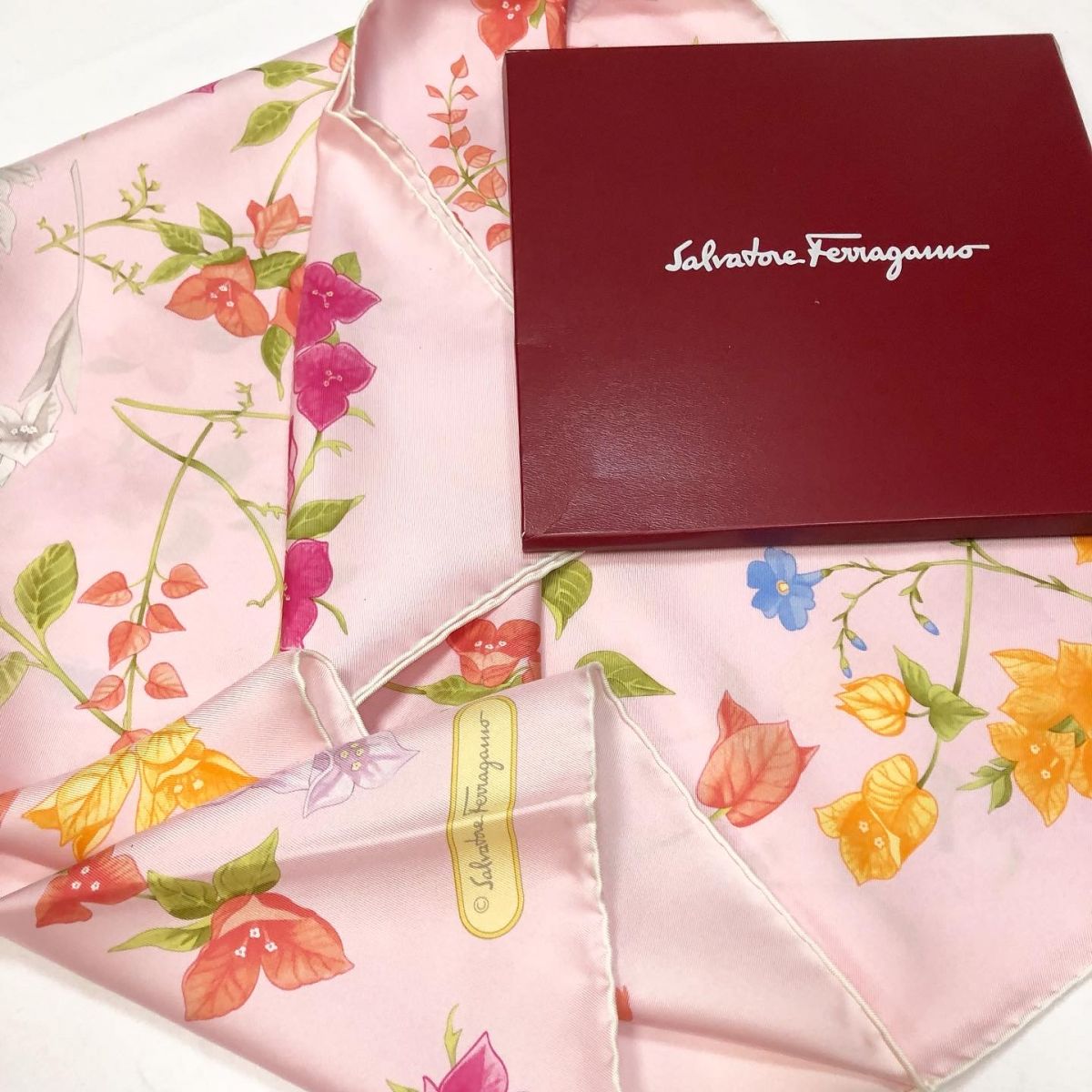 Платок /шёлк/ SALVATORE FERRAGAMO цена 7 693 руб /в коробке/ 