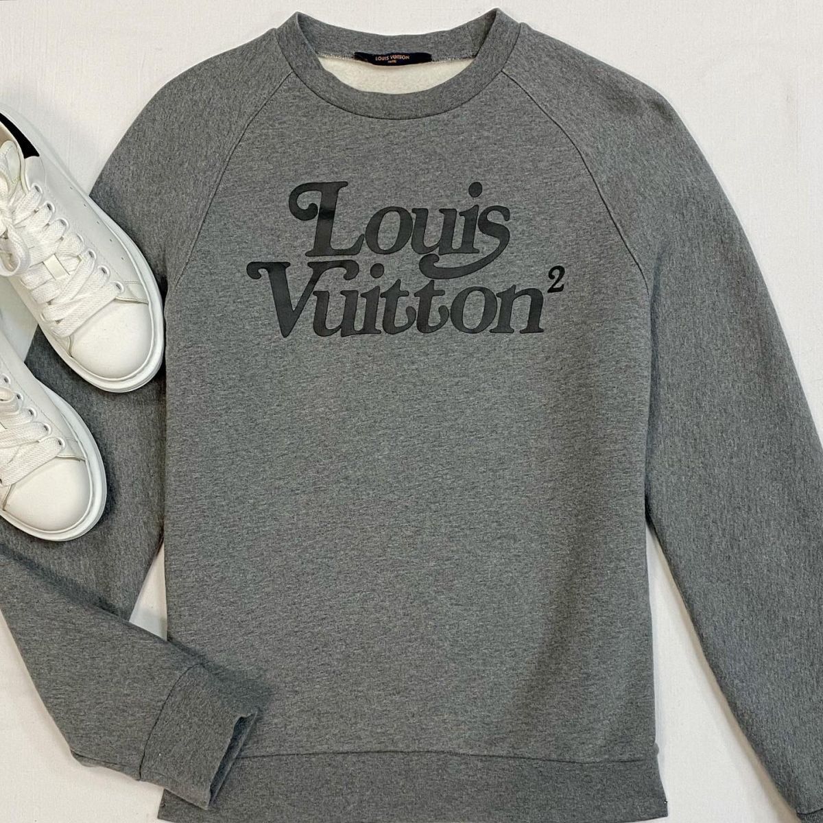 Толстовка Louis Vuitton размер S цена 30 770 рубКеды Alexander Mqueen размер 38 цена 23 078 руб