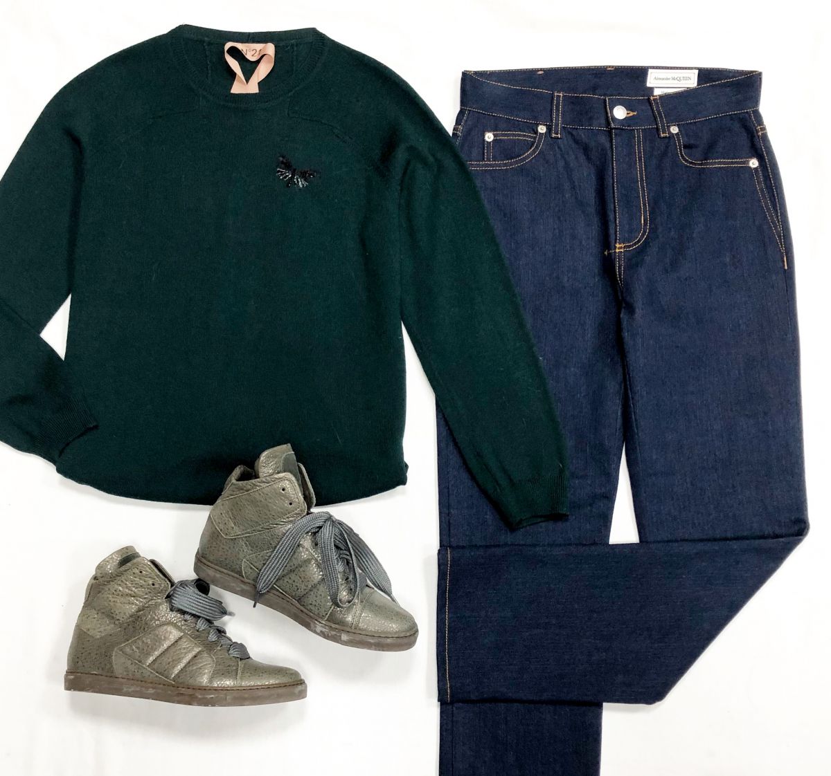 Кофта N21 размер 42 цена 9 231 руб
Джинсы Alexander McQueen размер 25 цена 12 308 руб
Кеды Brunello Cucinelli размер 36 цена 18 462 руб