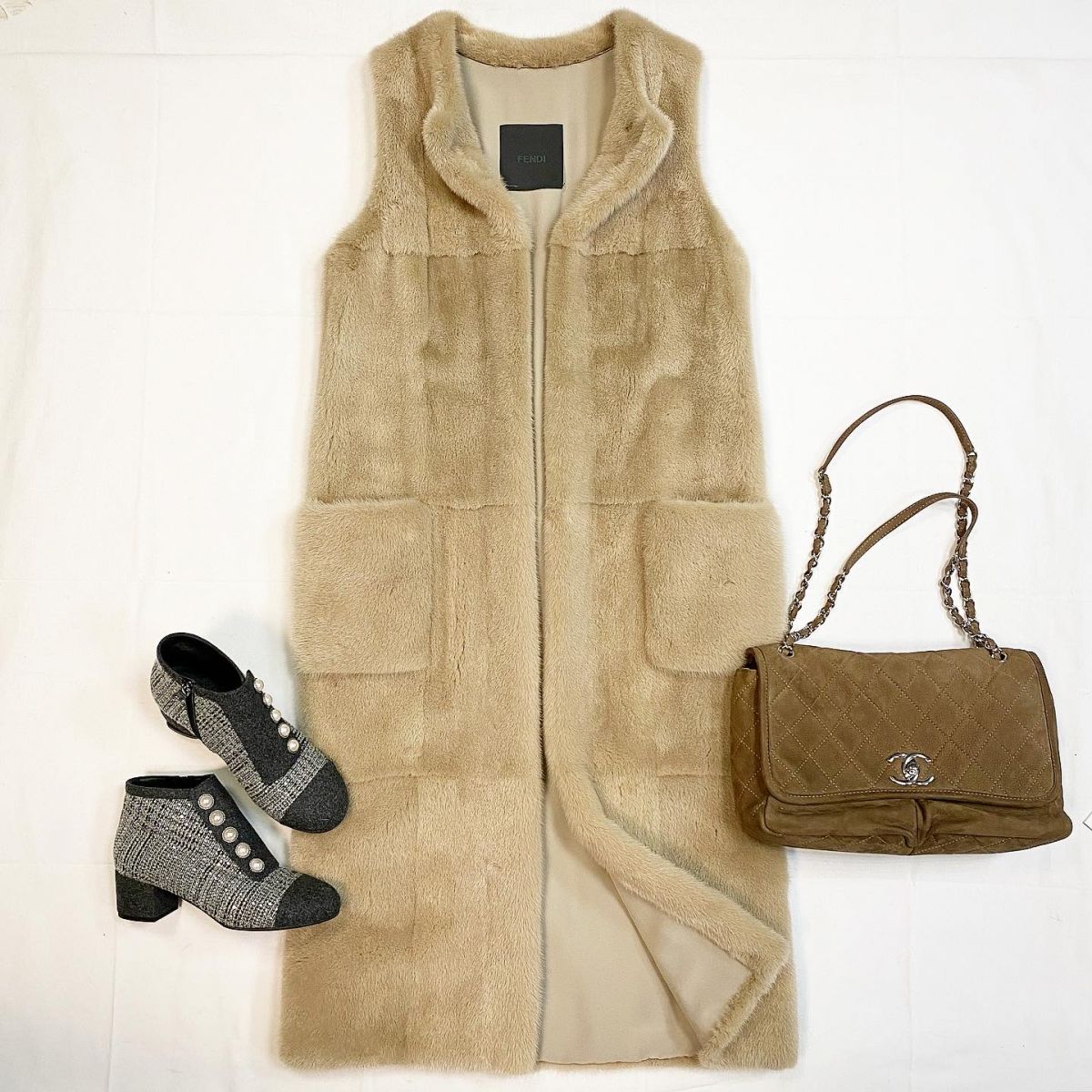 Жилет / мех норки / Fendi размер 40 цена 230 775 руб Ботильоны Chanel размер 40 цена 38 463 руб Сумка Chanel