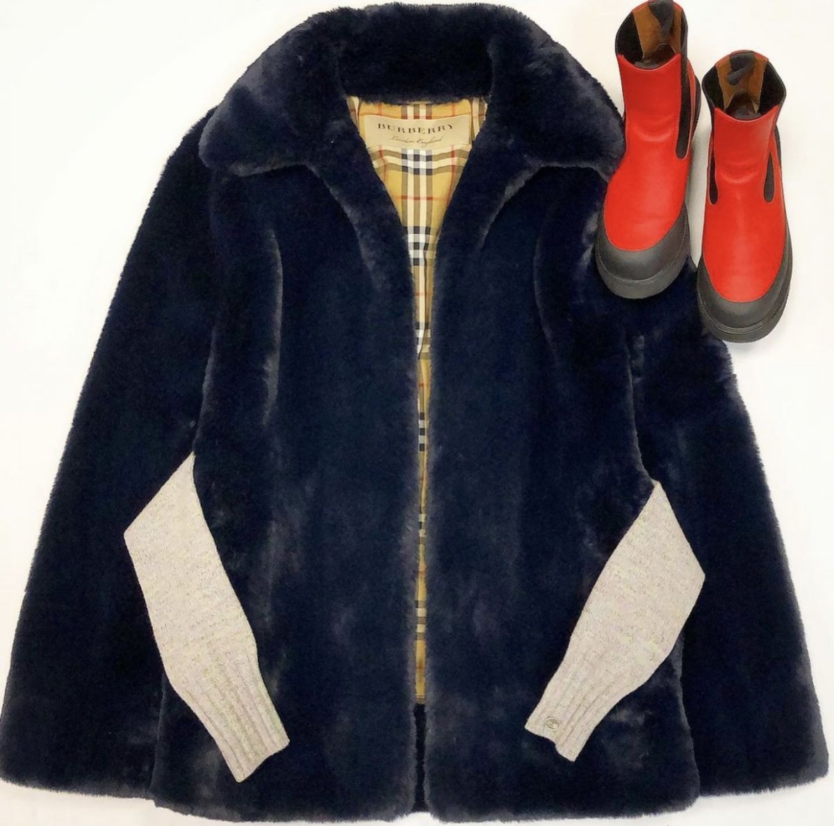 Кейп / искусственный мех / Burberry  one size цена 30 770 руб Митенки Chanel  размер M цена 10 770 руб Ботинки Celine  размер 37.5 цена 15 385 руб