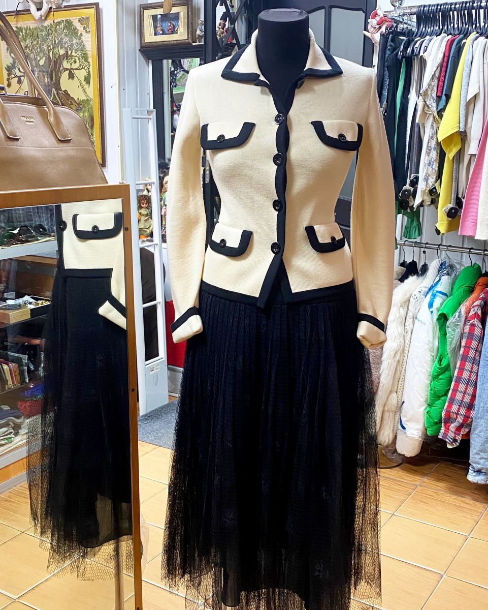 Жакет Moschino размер 38 цена 10 959 руб
Юбка Christian Dior размер 40 цена 46 965 руб