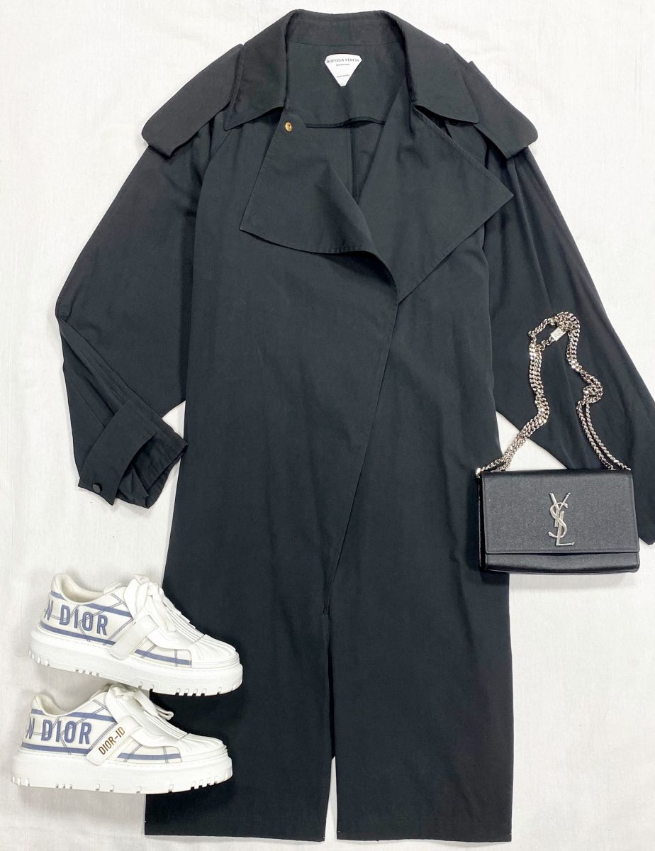 Комбинезон Bottega Veneta размер 42 цена 62 620 руб
Кроссовки Christian Dior размер 38 цена 31 310 руб
Сумочка Saint Laurent 