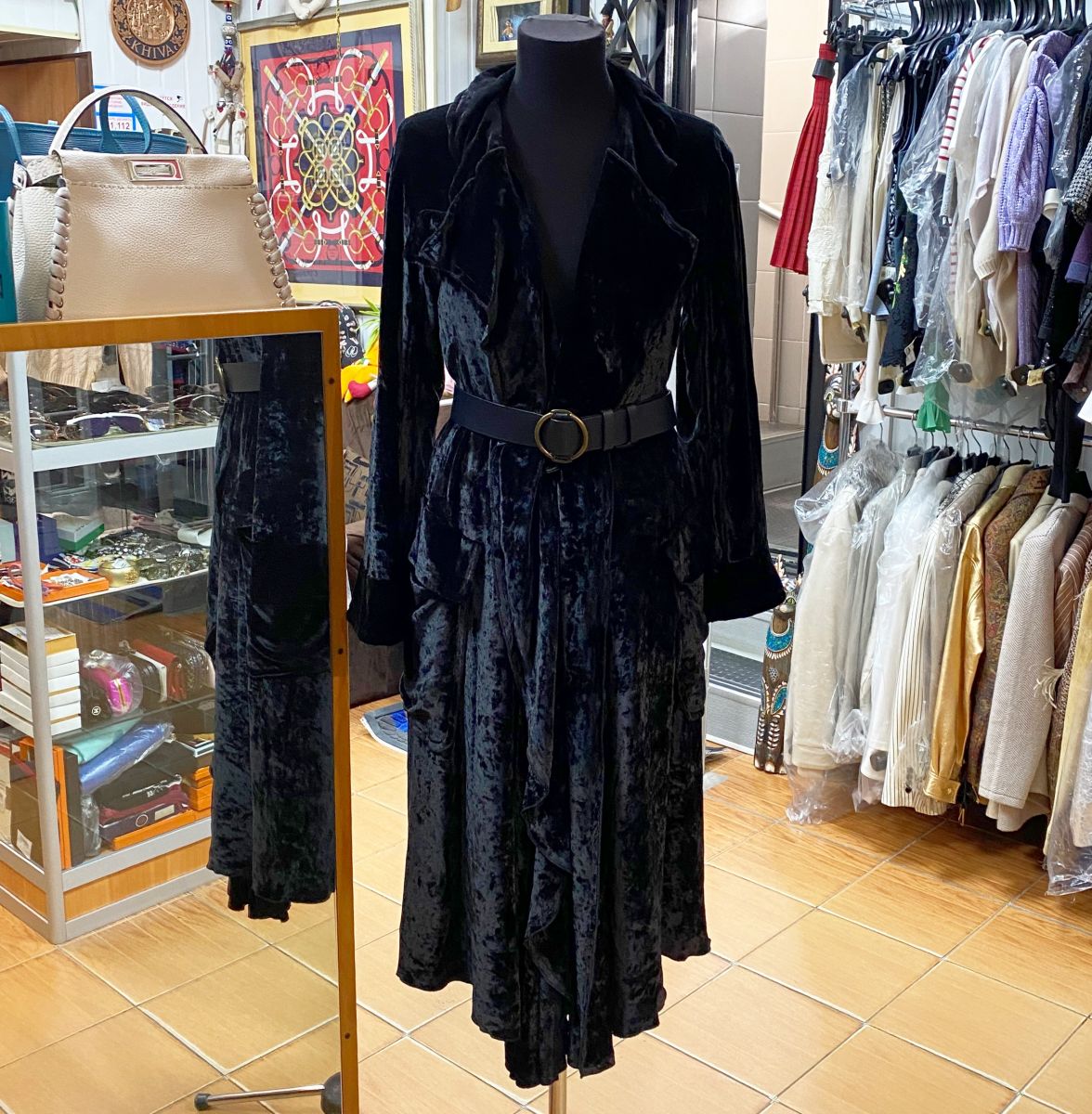 Пальто / бархат / Nina Ricci размер 34 цена 30 770 руб 
Ремень Lanvin цена 6 154 руб 