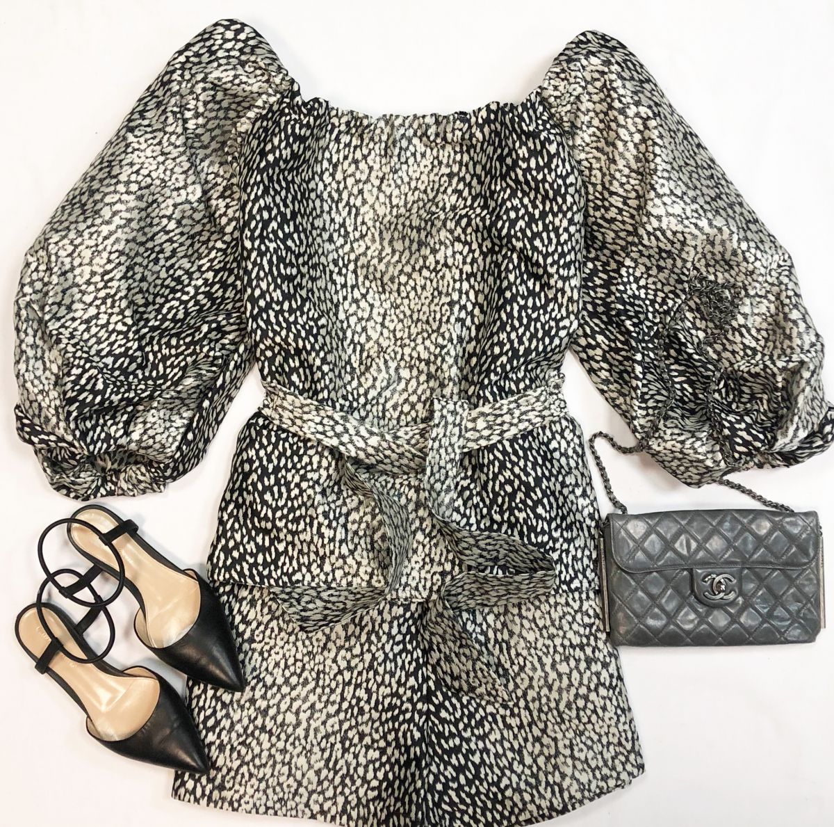 Костюм Блузка + Шорты Maltseva Style размер M цена 15 385 руб
Босоножки Gianvito Rossi размер 36.5 цена 6 154 руб
Сумка Chanel