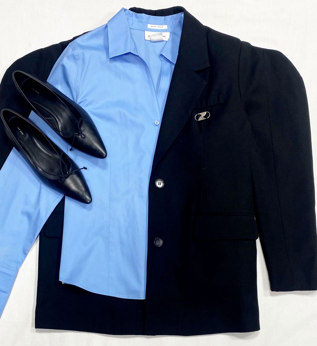 Жакет Lulu Rose размер M цена 7 828 руб
Рубашка Jones размер 44 / 48 цена 4 697 руб
Балетки The Row размер 39 цена 39 138 руб