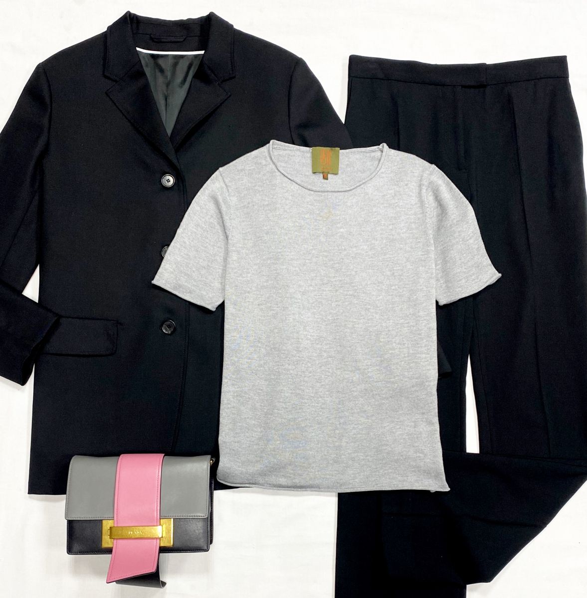 Костюм Cos размер 38 цена 9 393 руб
Кофта 1811 размер S цена 3 131 руб
Сумка Prada 
