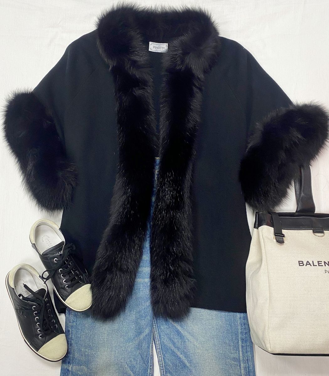 Накидка / шерсть / кашемир / отделка мех лисы / размер M цена 23 483 руб 
Джинсы Celine размер 28 цена 15 655 руб 
Кеды Chanel размер 37.5 цена 23 483 руб 
Рюкзак Balenciaga