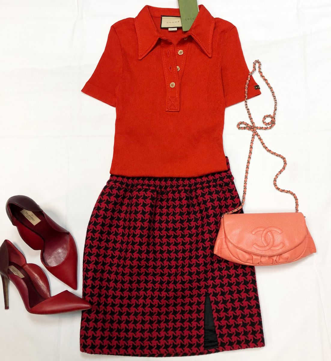 Кофта GUCCI размер S цена 23 078 руб /с ценником/ 
Юбка Miu
Miu размер 38 цена 18 462 руб 
Туфли Valentino размер 41 цена 30 770 руб 
Сумка Chanel