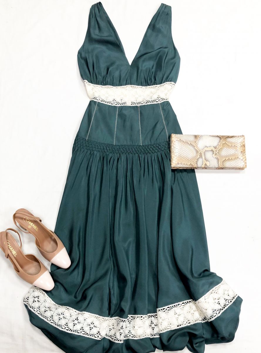 Платье Christian Dior размер 42 цена 70 448 руб
Туфли Chanel размер 39.5 цена 93 930 руб
Клатч Christian Dior