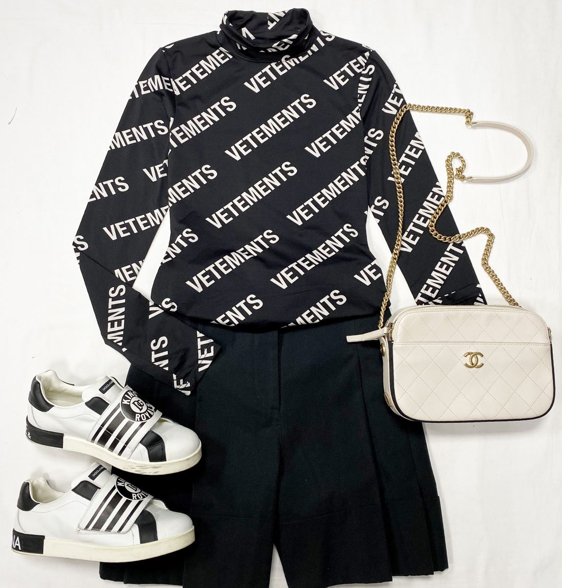 Лонгслив Vetements размер XS цена 15 655 руб 
Шорты Alexander McQueen размер 40 цена 7 828 руб 
Кеды Dolce Gabbana размер 38 цена 15 655 руб 
Сумка Chanel