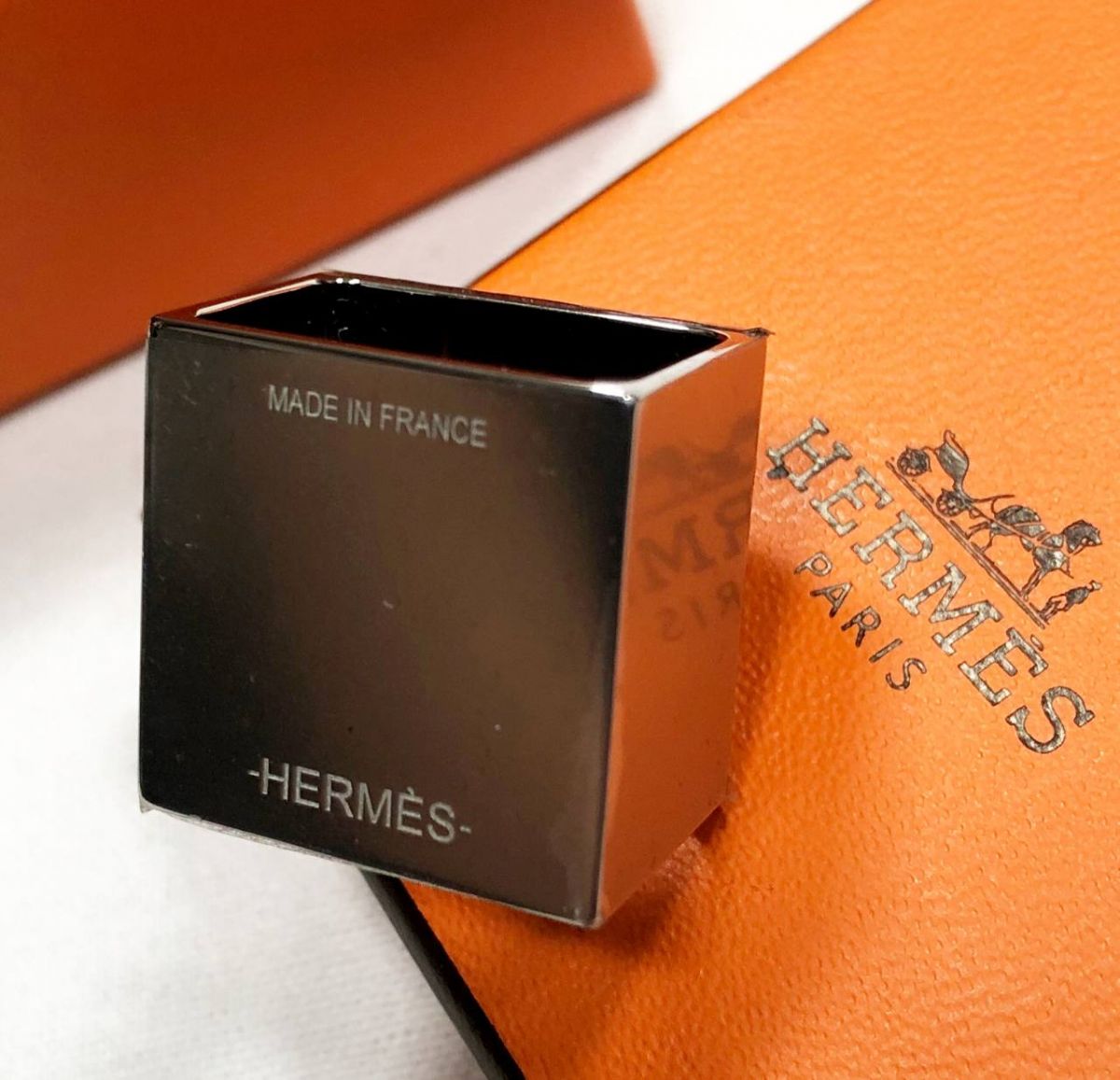 Зажим/ для сумки/ для платка / Hermes цена 23 483 руб / в коробке/ 

