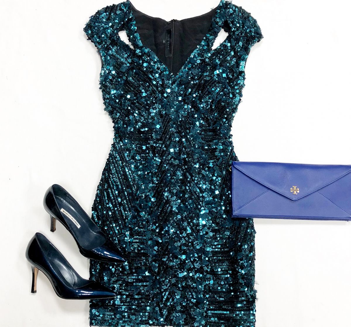 Платье/пайетки/ Elie Saab размер 36 цена 30 770 руб
Туфли MANOLO Blahnik раз36 цена 15 385 руб
Клатч Tory Burch 

