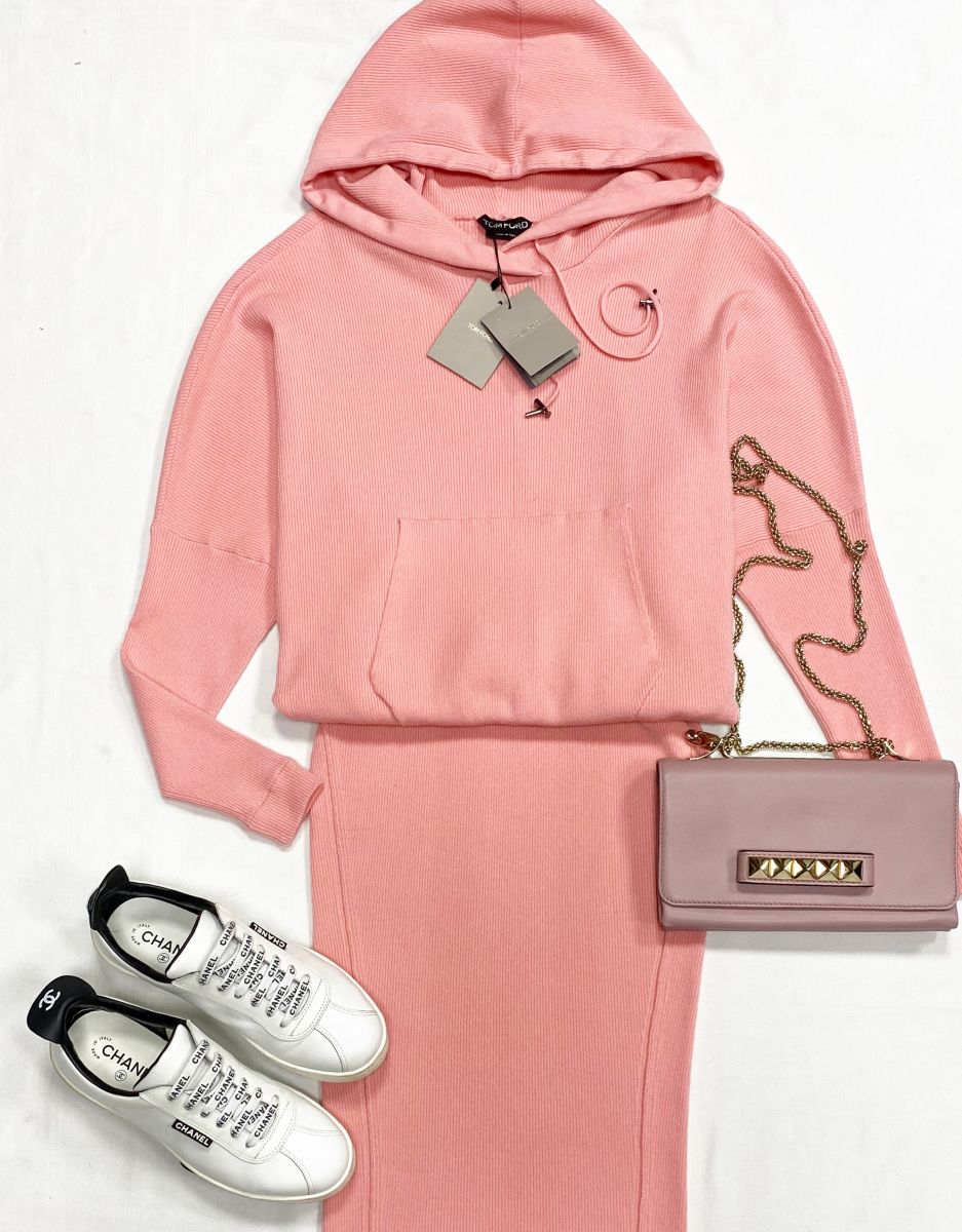 Платье Tom Ford размер M цена 23 483 руб/ с биркой/ 
Кеды Chanel размер 39 цена 78 275 руб
Сумка Valentino