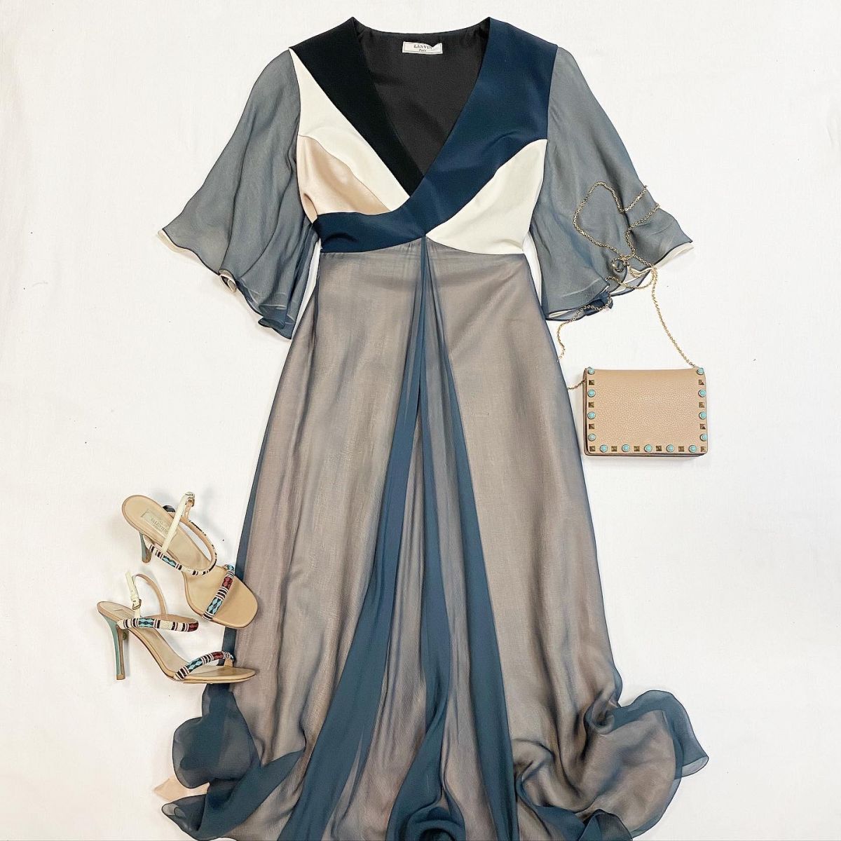 Платье Lanvin размер 44 цена 30 770 рубБосоножки Valentino размер 36.5 цена 12 308 руб Сумка Valentino