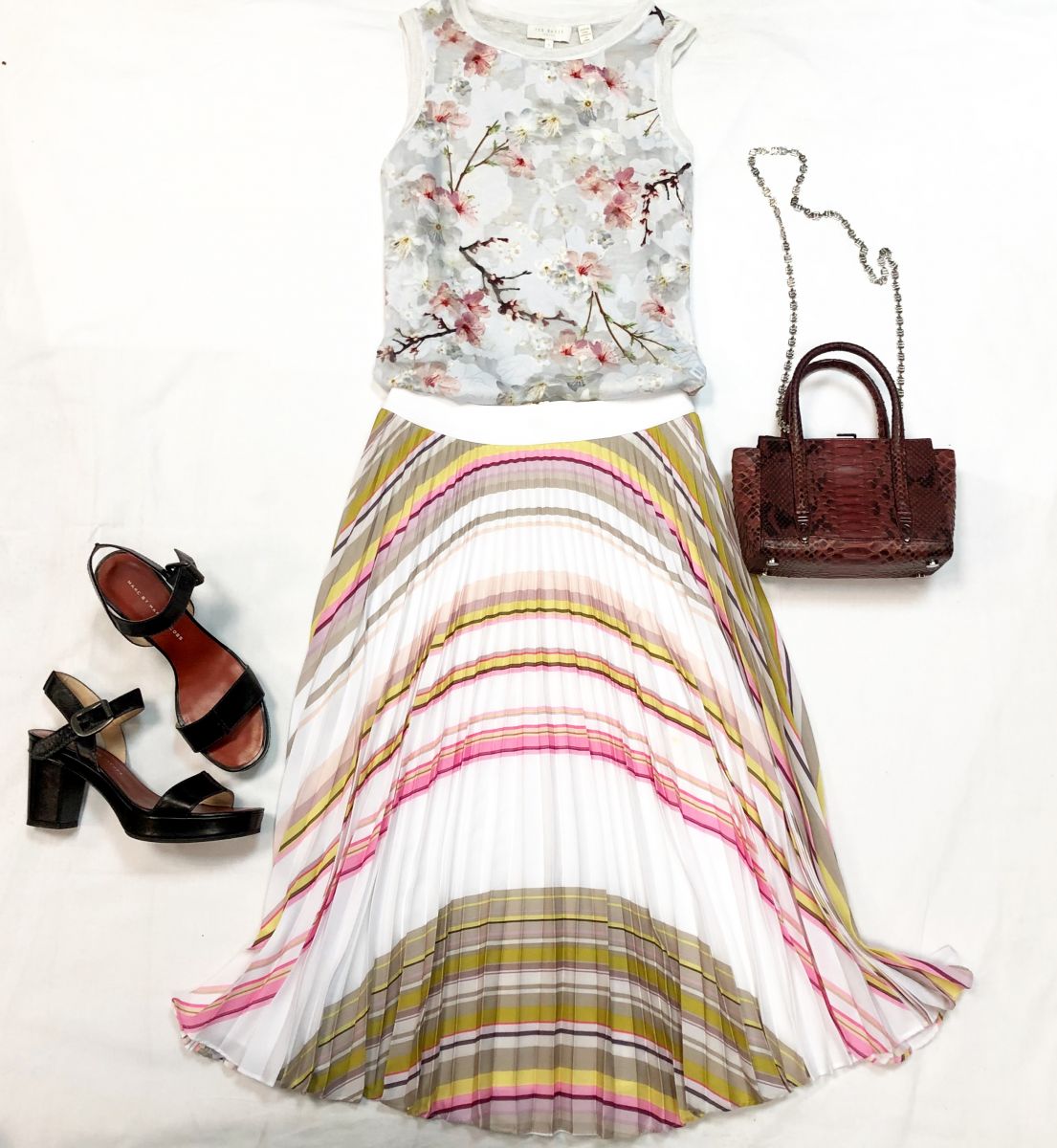 Топ TED BAKER размер S цена 2 308 руб 
Юбка TED BAKER размер 1 цена 3 077 руб 
Сумочка La Perla