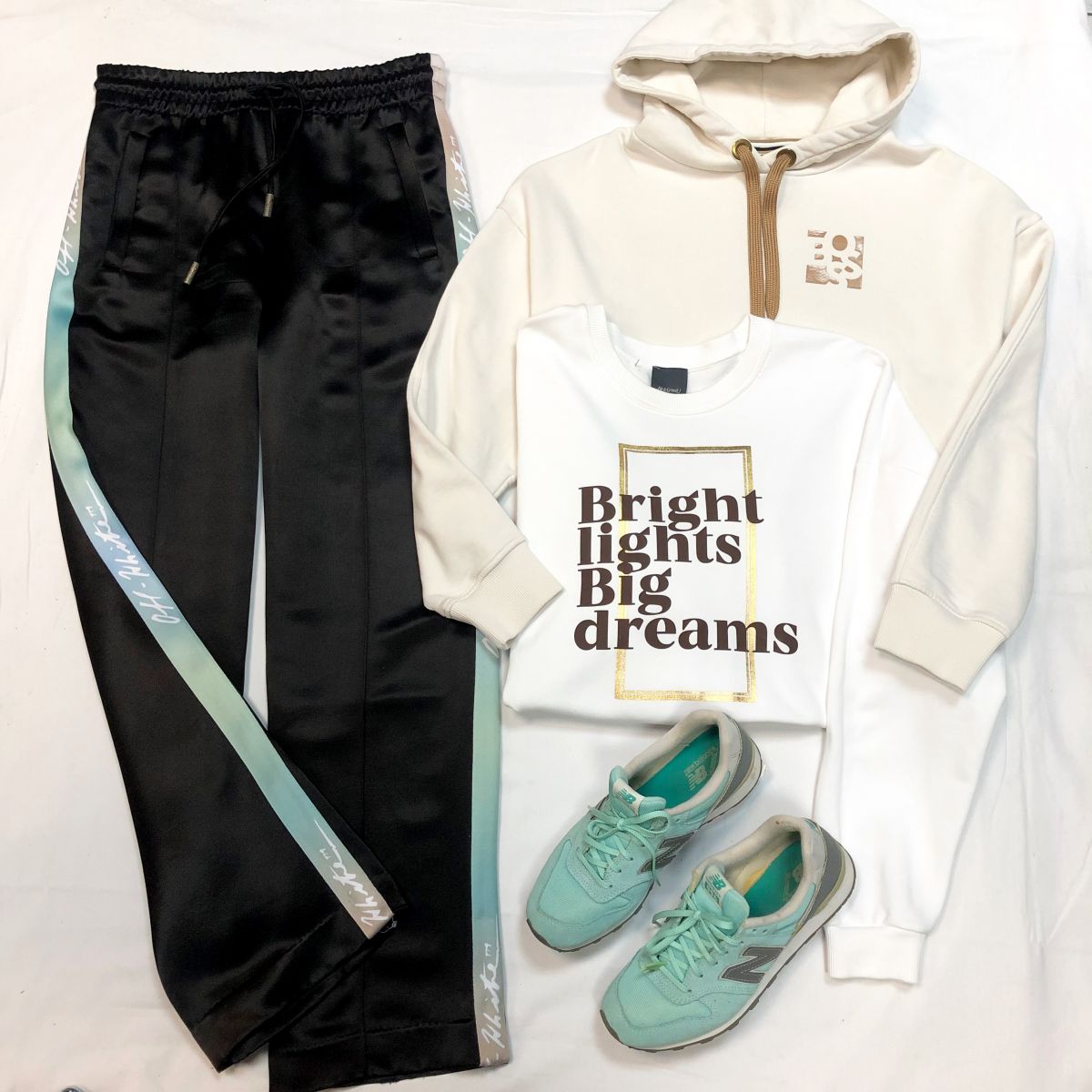 Худи Boss / Persona размер М цена 5 385 руб / 7 693 руб 
Брюки OFF WHITE размер S цена 7 693 руб 
Кроссовки NB размер 40 цена 10 770 руб 
