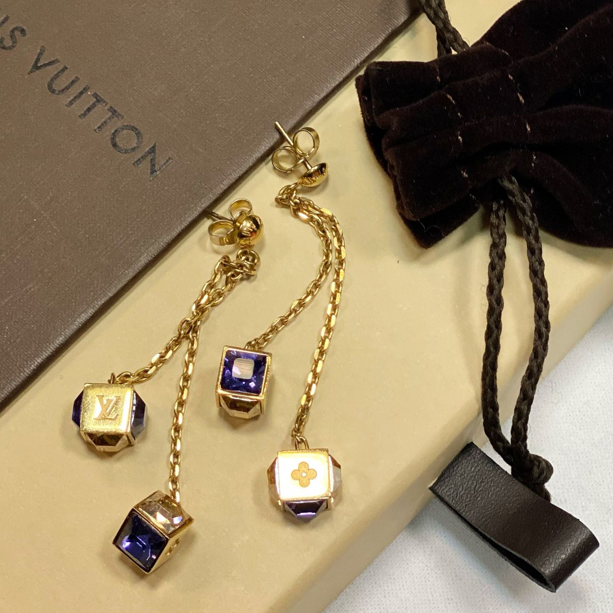 Серьги Louis Vuitton цена 15 385 руб 