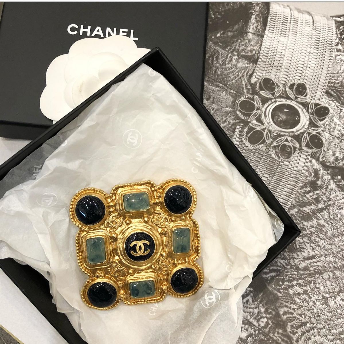 Брошка CHANEL цена 30 000 руб 