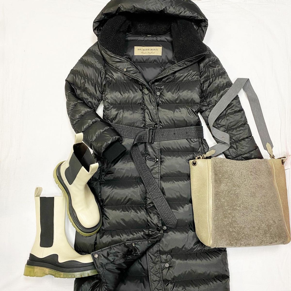Пуховик Burberry размер S цена 38 463 руб Ботинки Bottega Veneta размер 40 цена 59 000 руб Сумка Brunello Cucinelli