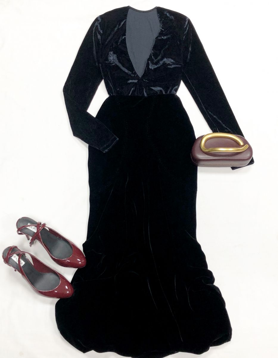 Юбка /бархат/ Roberto CAVALLINI размер 38 цена 15 655 руб/ с биркой/
Боди /бархат/ размер S цена 4 697 руб
Босоножки Alaïa размер 39 цена 70 448 руб
Сумочка