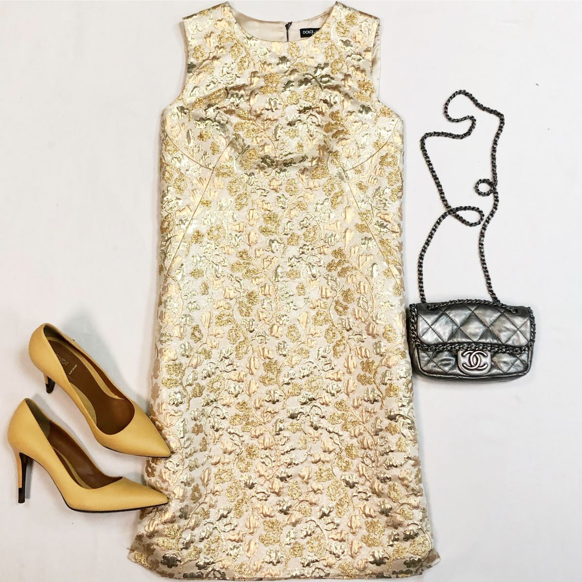 Платье/ люрекс/ Dolce Gabbana размер 40 цена 23 078 рубТуфли Fendi размер 39 цена 15 385 рубСумка Chanel