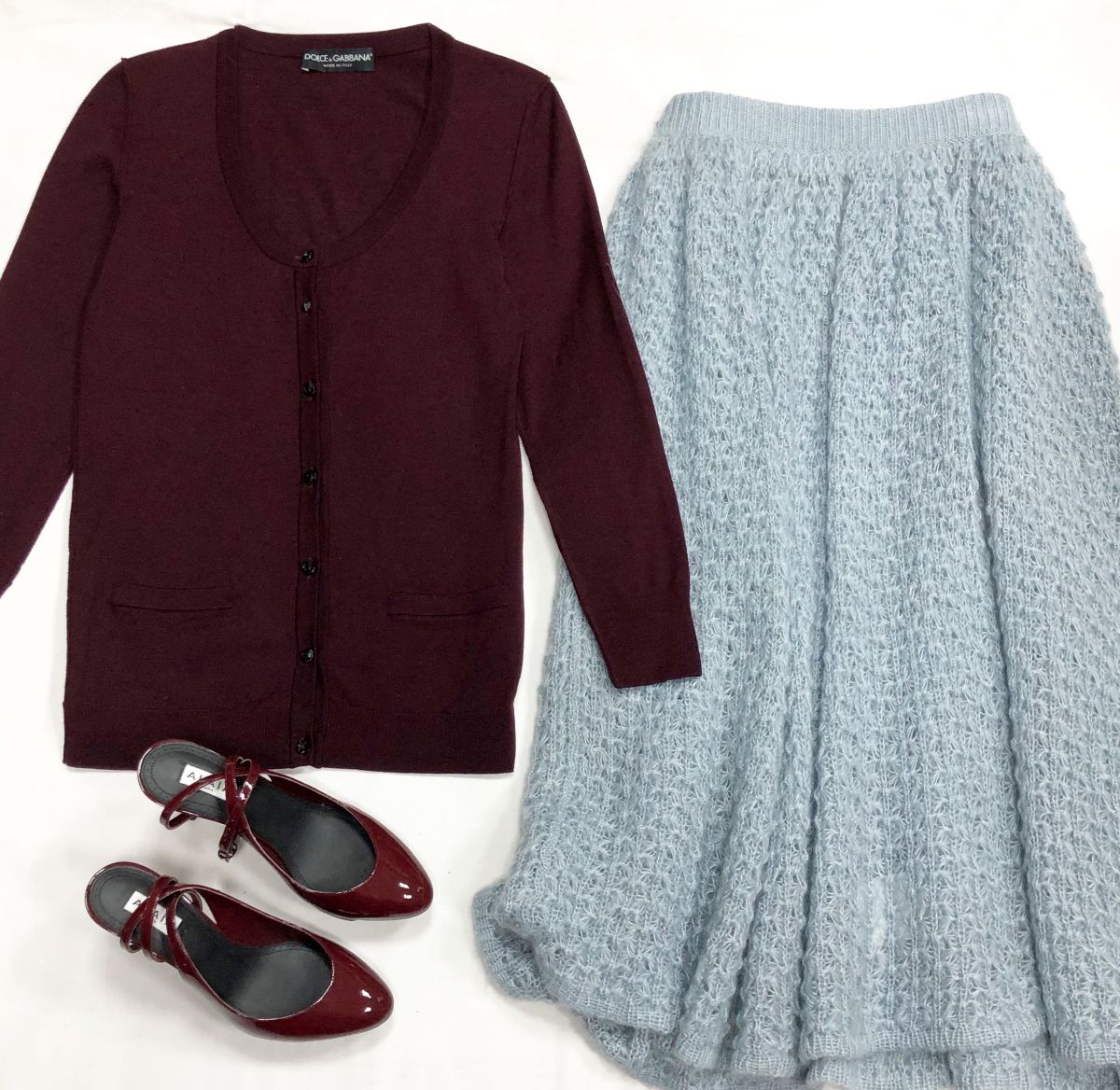 Юбка Jil Sander размер 36 цена 23 483 руб
Кардиган Dolce Gabbana размер 40 цена 9 393 руб
Босоножки Alaïa размер 39 цена 62 620 руб