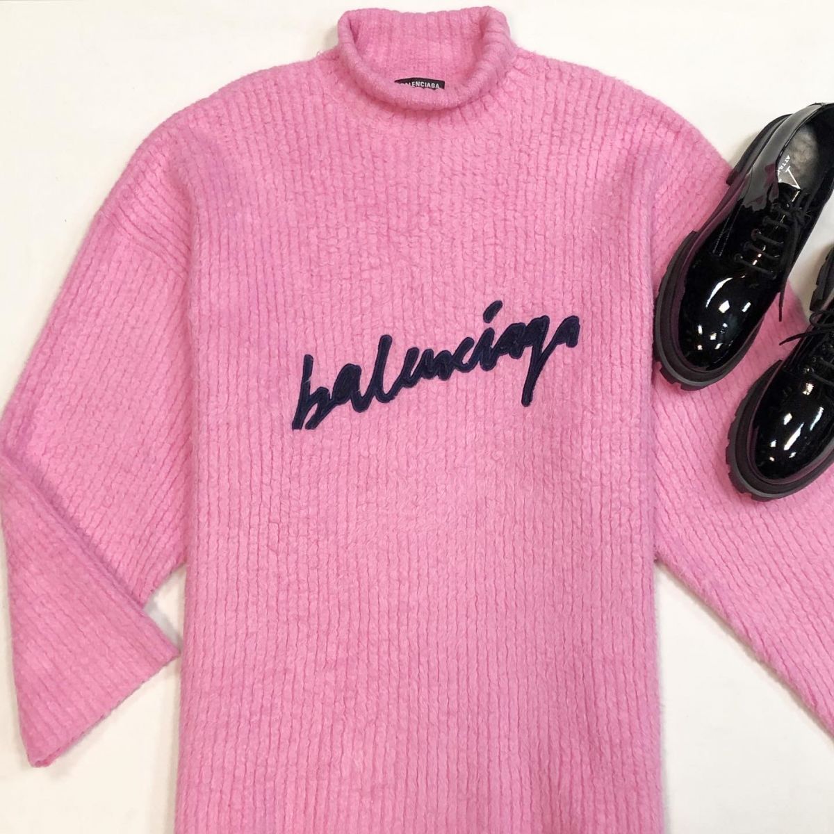 Свитер/удлинённый/ Balenciaga размер L цена 23 078 рубБотинки Agl размер 40 цена 18 462 руб