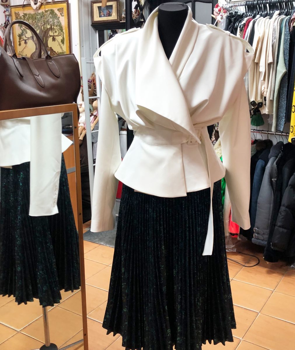 Жакет размер S цена 15 655 руб
Юбка Prada размер 42 цена 31 310 руб