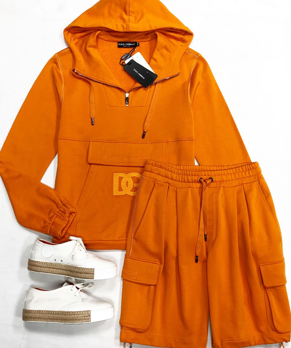 Костюм Dolce Gabbana размер 44 цена 39 138 руб / с биркой/ 
Кеды Hermes размер 39 цена 31 310 руб