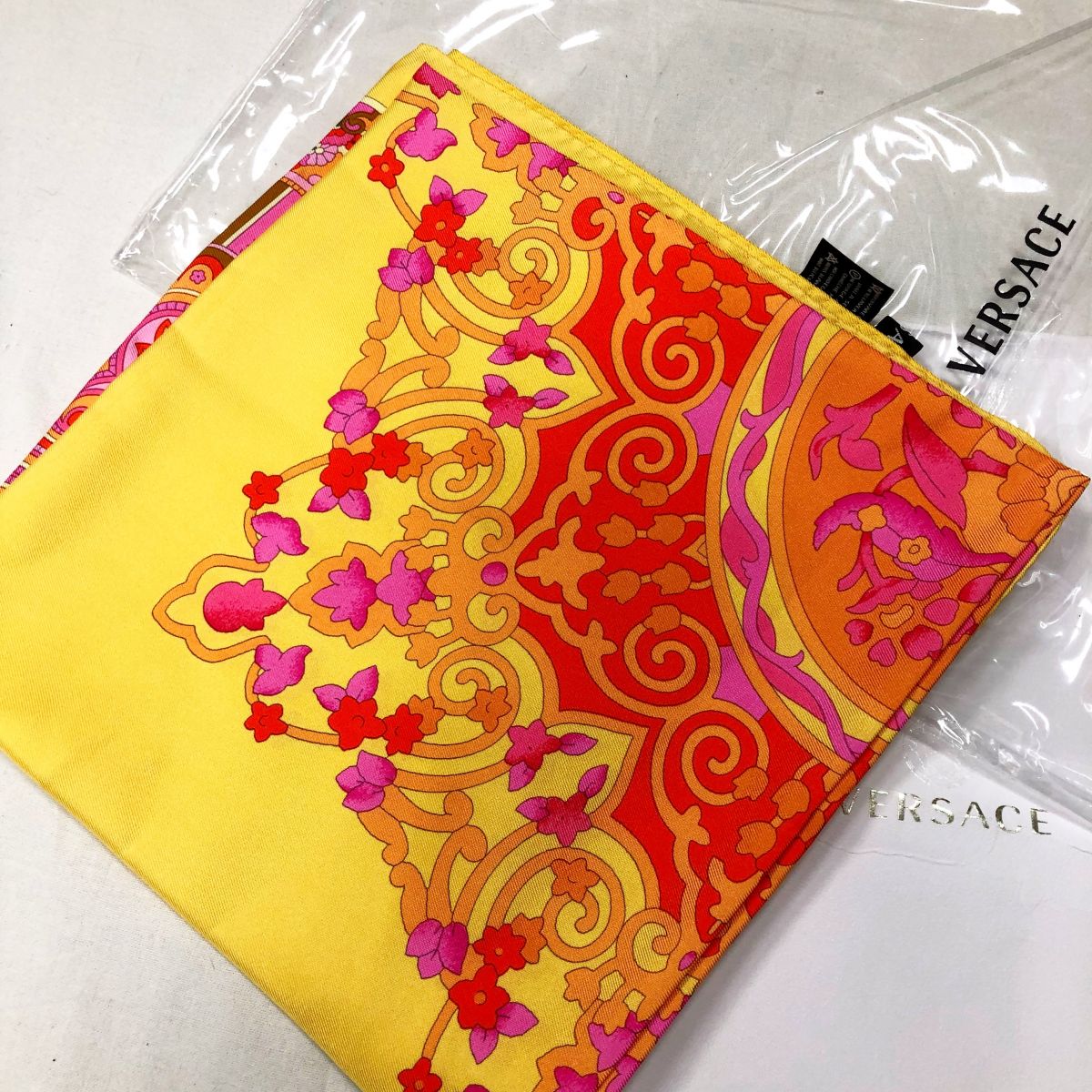 Платок /шелк/ Versace размер 90x90 цена 7 828 руб /новый / упаковка/