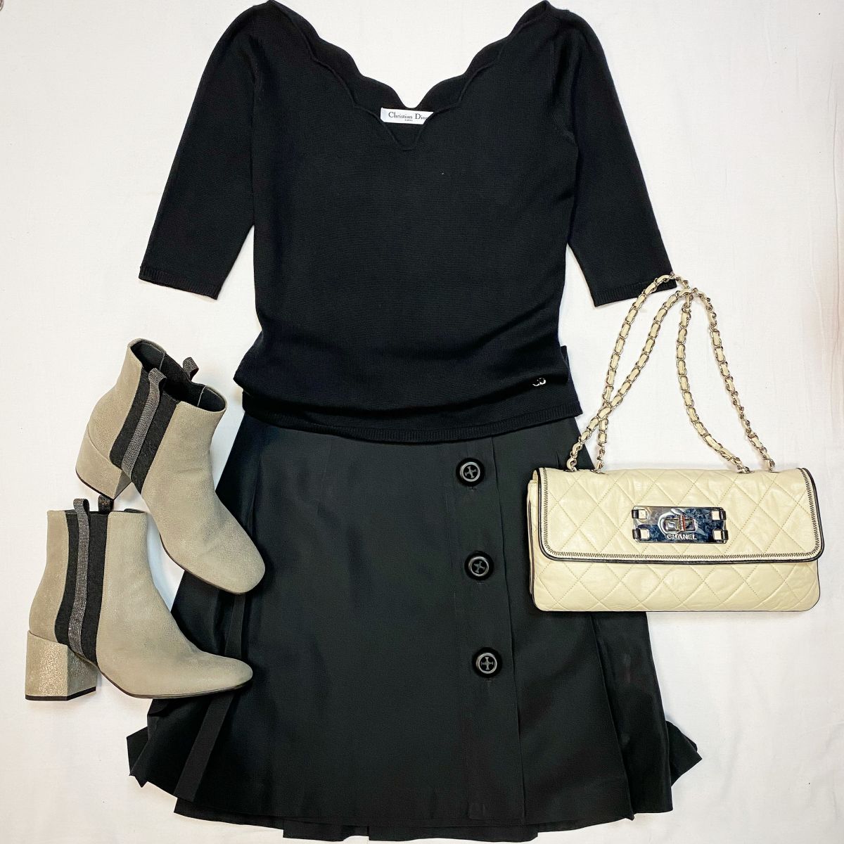Кофта / кашемир / шёлк / Christian Dior размер 38 цена 15 385 руб Юбка Prada размер 38 цена 10 770 руб Ботильоны Brunello Cucinelli размер 38 цена 46 155 руб Сумка Chanel
