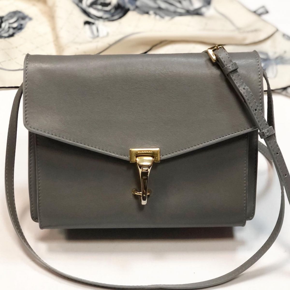 BURBERRY 22 19 23 078