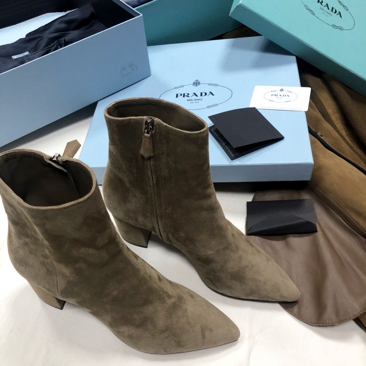 
Ботильоны PRADA размер 39.1/2 цена 54 793 руб /новые/ 
Сумочка SAINT LAURENT