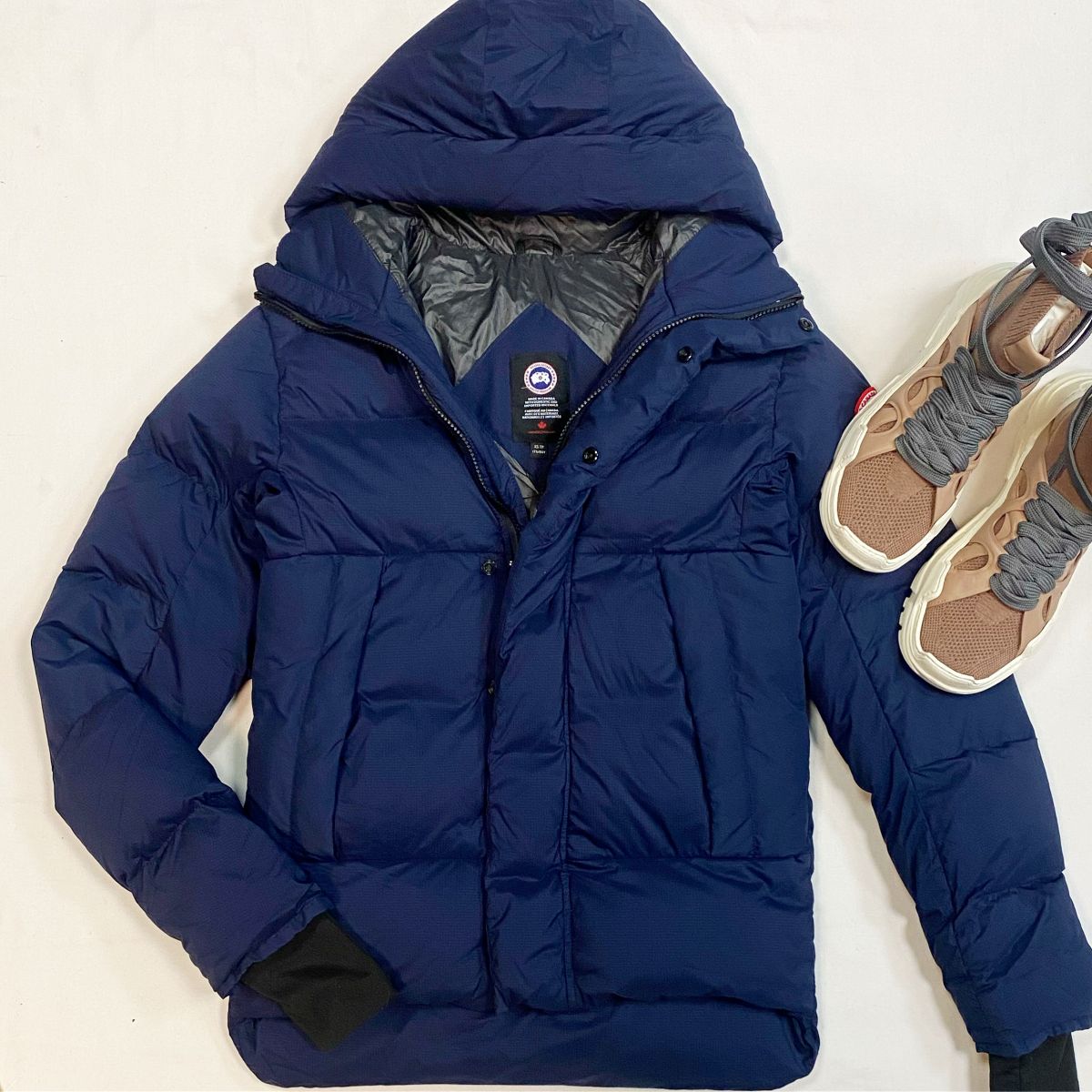 Куртка Canada Goose размер S цена 23 078 рубКроссовки Agnona размер 39 цена 38 463 руб