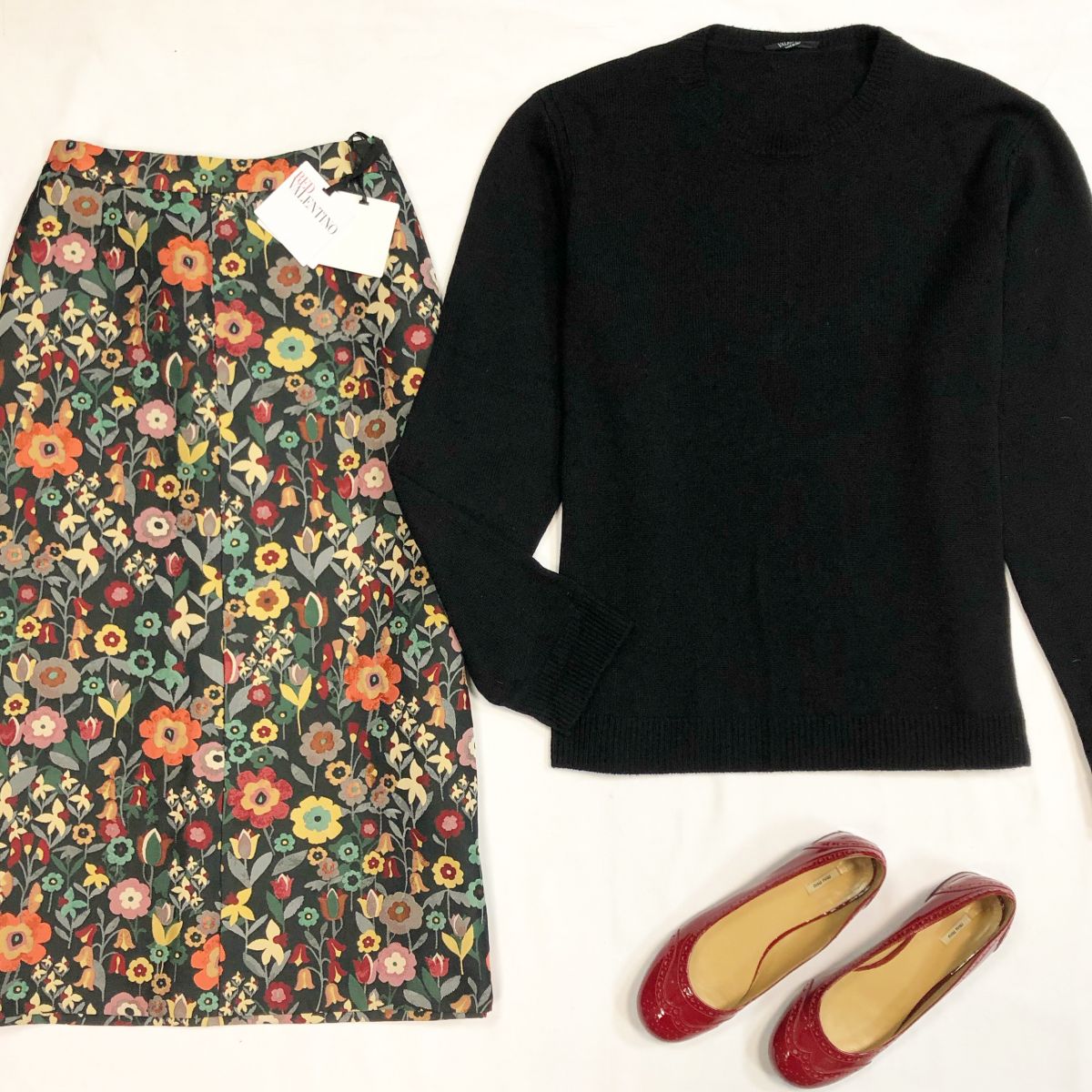 Кофта VALENTINO  размер XL цена 15 385 рубЮбка RED VALENTINO размер 42 цена 15 385 рубБалетки MIU MIU  размер 38.5 цена 15 385 руб
