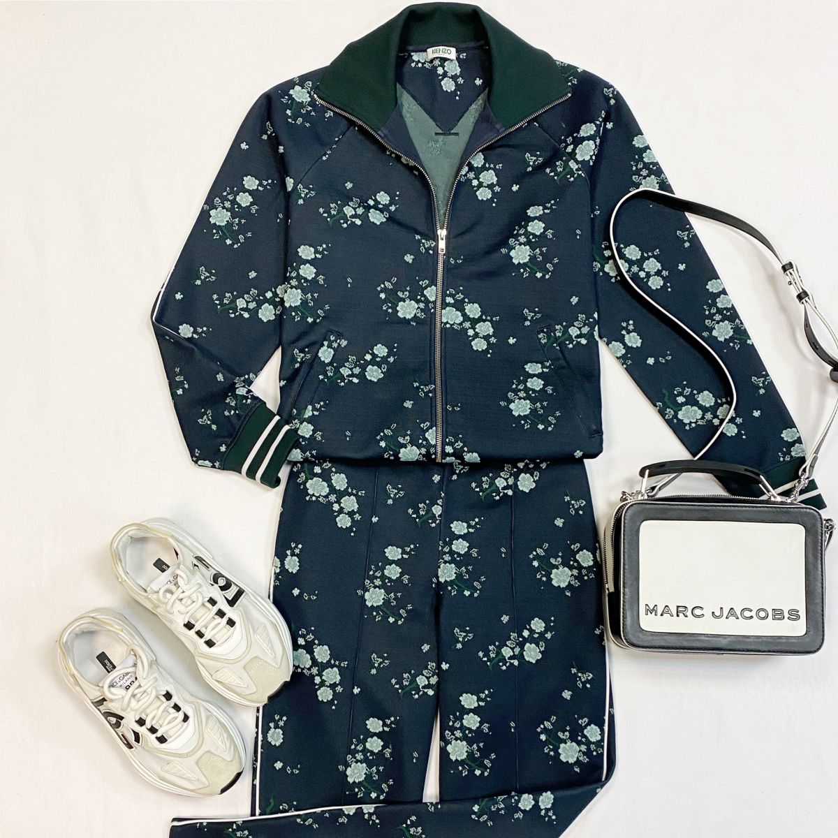 Костюм Kenzo размер XS цена 10 770 рубКроссовки Dolce Gabbana размер 38 цена 30 770 рубСумка Marc Jacobs