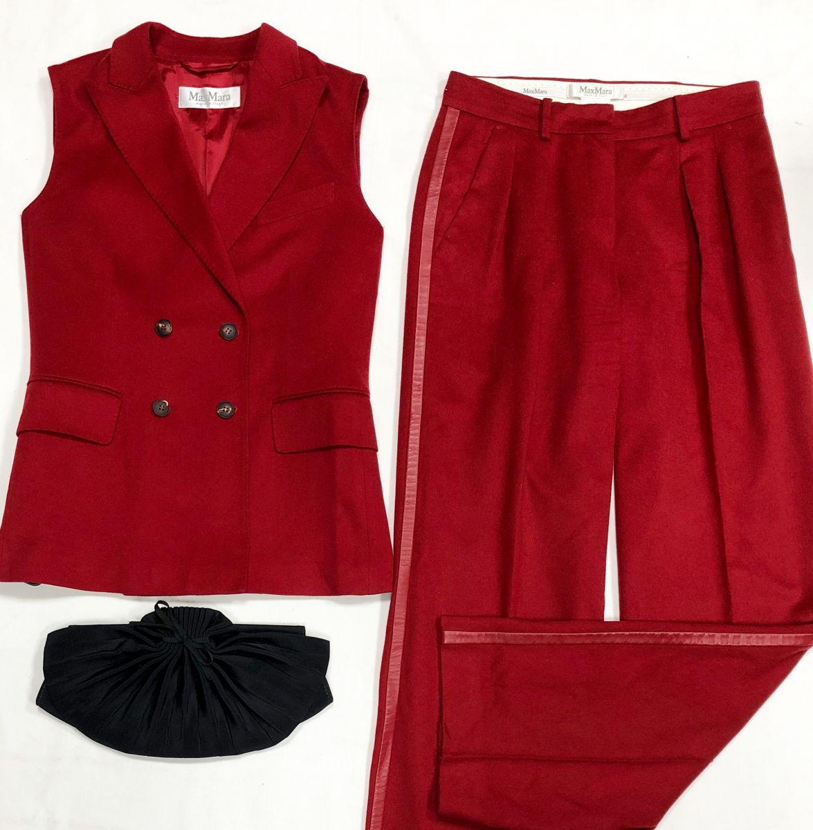 Костюм Max Mara размер 40 цена 31 282 руб
Клатч LOUBOUTIN